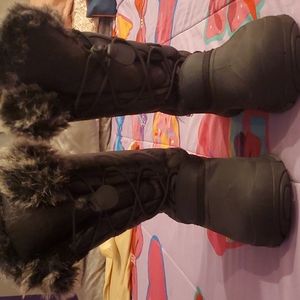 Snow boots